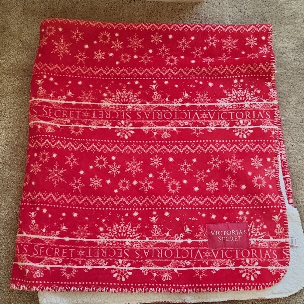 NWT Victoria's Secret Festive Sherpa Blanket
